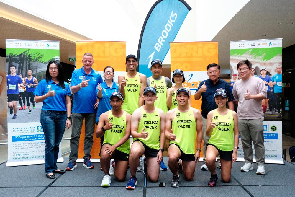 $!FROM LEFT: Gloria Ng (Director, Dirigo Events), Rainer Biemans (Director, Dirigo Events) and Diana Afandi (Dirigo Events) with the KLSCM 2023 10km Pacers and Tiew Cheng Tai (Managing Director, Paragon Vest), Victor Tiew (Brooks Malaysia Brand Manager).