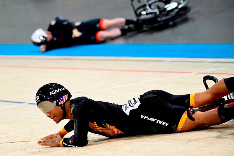 Malaysia’s Muhammad Shah Firdaus Sahrom and Britain’s Jack Carlin crash during the men’s track cycling keirin final - AFPpix