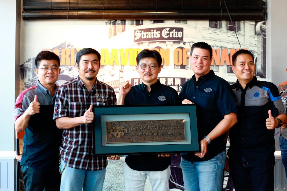 $!Presentation of authorised dealership plaque: From left to right – Director of GB Motorcycles Goh Kian Chuan, Goh (Kian Sin), district manager of Harley-Davidson Asia Emerging Markets (AEM) Koh Jyh Woei and Didi Resources general manager Juan Chow Wee.