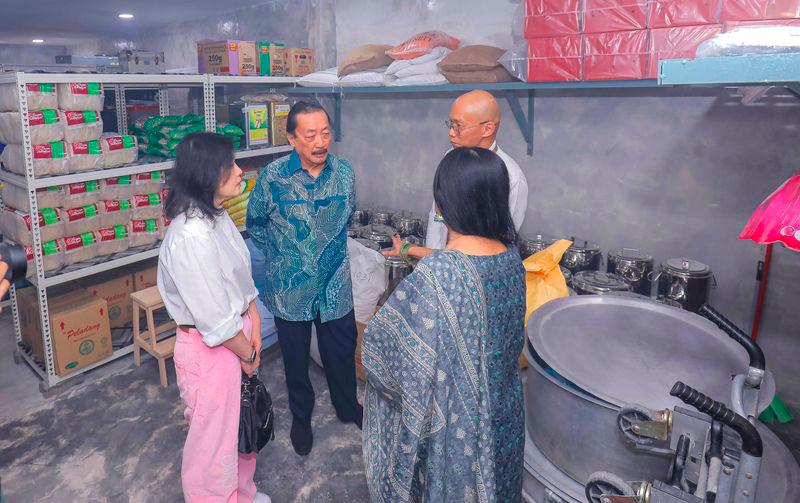 $!Tan and his wife Esther Tan (left) are shown around the kitchen facility. ADIB RAWI/THESUN