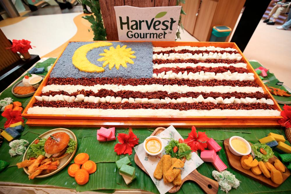 $!Presenting Malaysians’ beloved Nasi Lemak within a colossal Jalur Gemilang flag, meticulously crafted using the plant-protein-powered offerings of Nestle Harvest Gourmet in conjunction with the 66th Malaysia’s Independence Day.