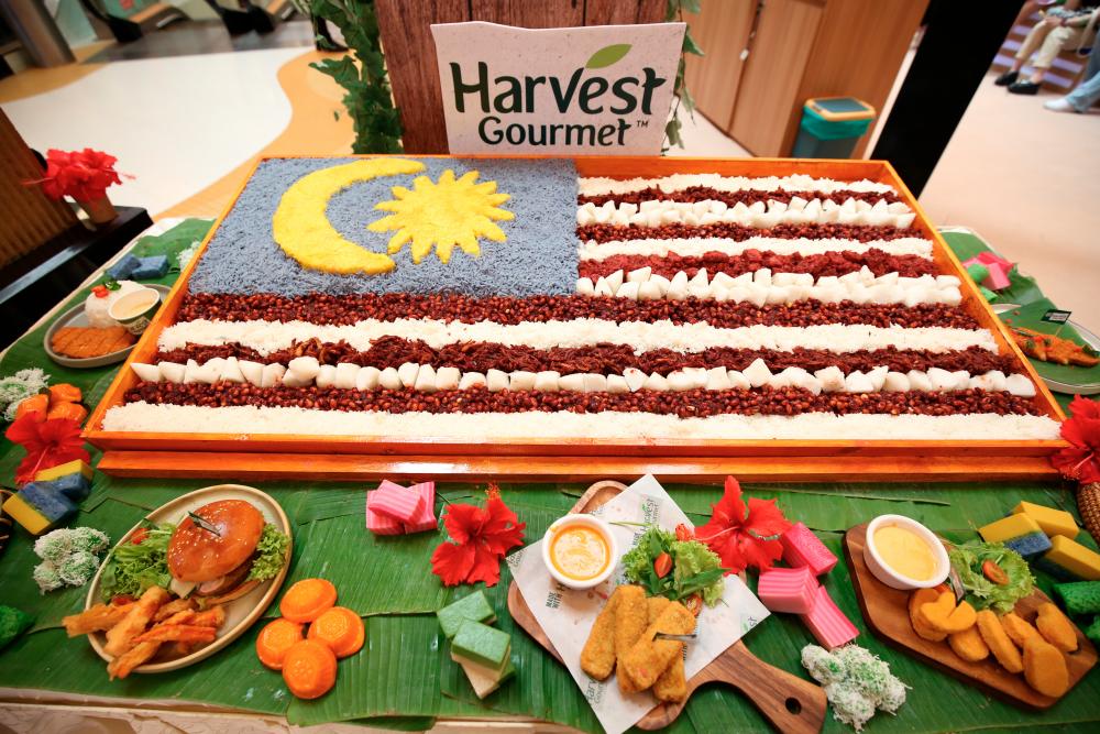 Presenting Malaysians’ beloved Nasi Lemak within a colossal Jalur Gemilang flag, meticulously crafted using the plant-protein-powered offerings of Nestle Harvest Gourmet in conjunction with the 66th Malaysia’s Independence Day. $!Presenting Malaysians’ beloved Nasi Lemak within a colossal Jalur Gemilang flag, meticulously crafted using the plant-protein-powered offerings of Nestle Harvest Gourmet in conjunction with the 66th Malaysia’s Independence Day.