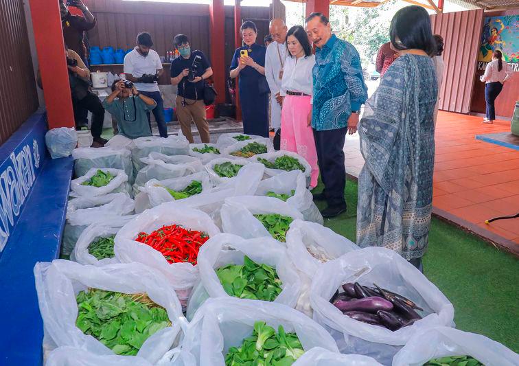 $!Tan and his wife Esther Tan having a look at fresh vegetables brought from Berjaya Hills for the soup kitchen. ADIB RAWI/THESUN