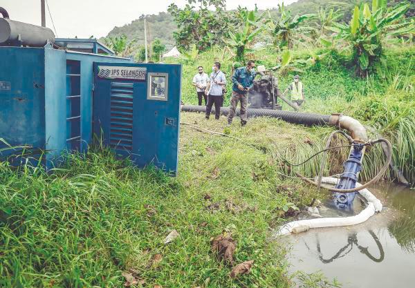 Authorities carrying out an inspection on water pollution in Sungai Semenyih, Selangor in efforts to ensure a sustainable environment. – ADIB RAWI YAHYA/SUNPIC