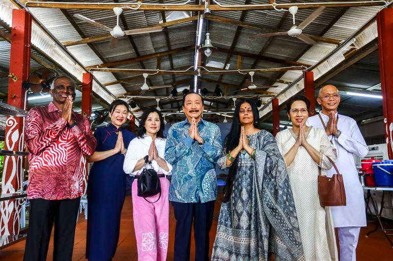 $!Tan (centre), his wife Esther Tan (3rd left) and GuruMatha (3rd right) grace the premises of Brahmarpanam Soup Kitchen in Setapak. ADAM AMIR HAMZAH/THESUN