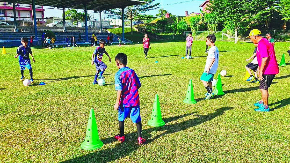 Players in training at SJK(C) Kampung Seri Sikamat. – R. ANBALAGAN/THESUN