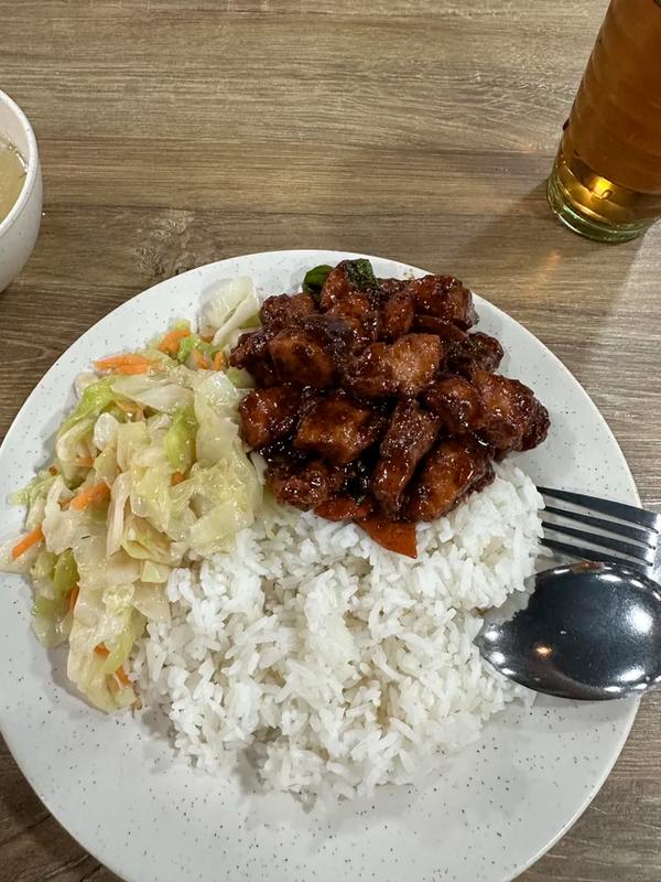 M’sian stunned after PJ mixed rice meal of one vege, meat and rice costs RM13.40