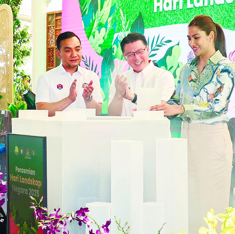 Consort of Johor Crown Prince Tunku Ismail, Che’ Puan Mahkota Khaleeda Johor, accompanied by Nga and Johor Menteri Besar Datuk Onn Hafiz Ghazi, officiates at the launch ceremony at Taman Bandar Bukit Layang-Layang in Pasir Gudang on Wednesday. – BERNAMAPIC