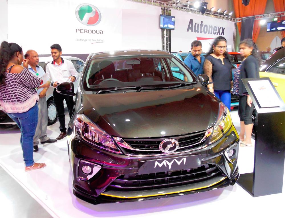 Members of the public checking out the new Myvi at the Defi Media Motor Show. $!Members of the public checking out the new Myvi at the Defi Media Motor Show.