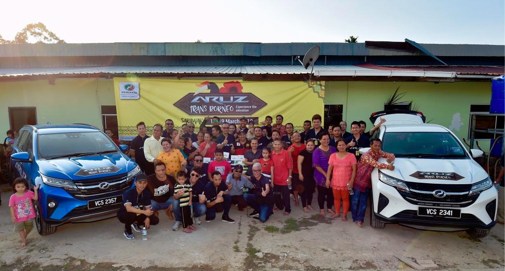 The convoy participants, en route to Bintulu, posing for photos with residents of Rumah Clement Bayang.