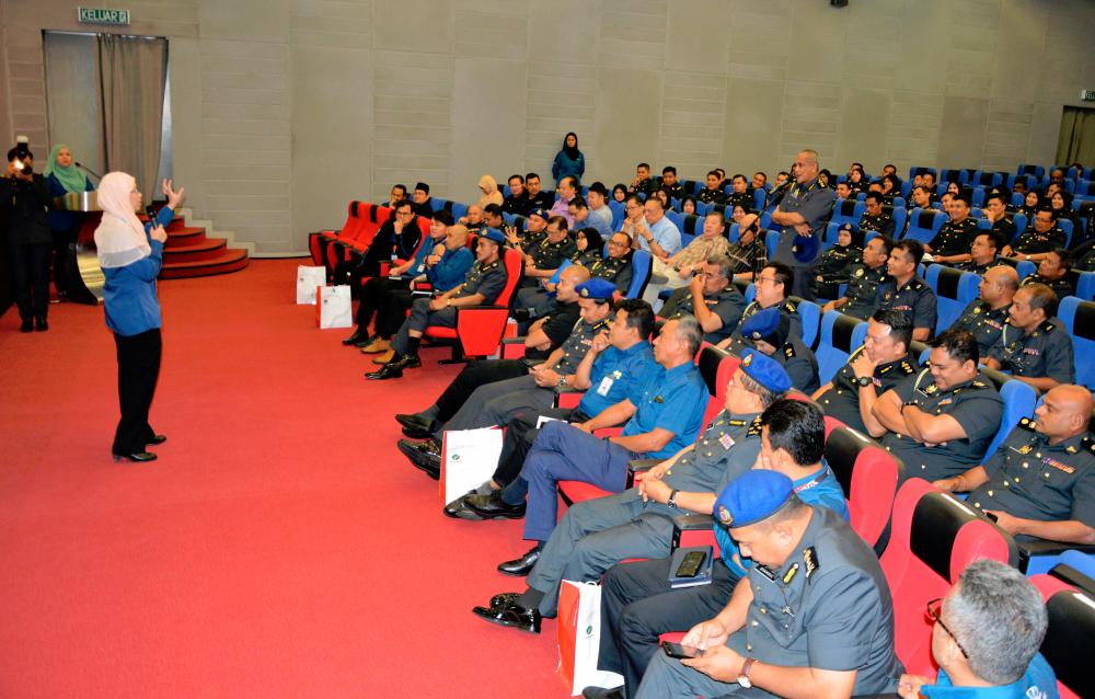 $!Perodua personnel conducting a question-and-answer session with KPDNHEP enforcement officers after the presentation.