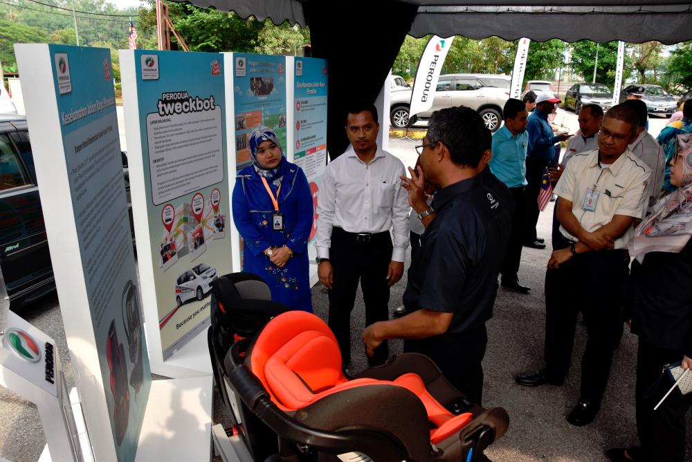 $!Yang Dipertua MDHS Shukri Mohamad Hamin melawat ruang pameran keselamatan Perodua, semasa kempen ‘Kibarkan Jalur Gemilang’, semalam.