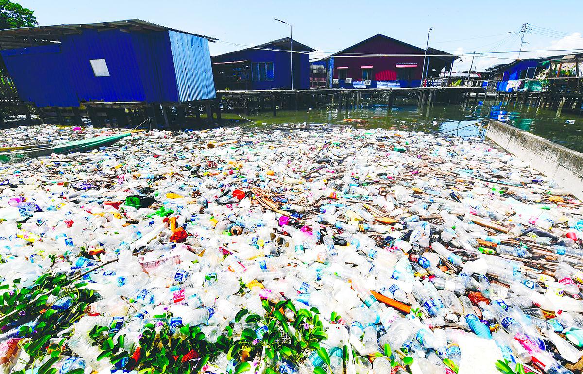 Marfiah said plastic bags are convenient and although people understand the harm, their habits are hard to break. – Bernamapic