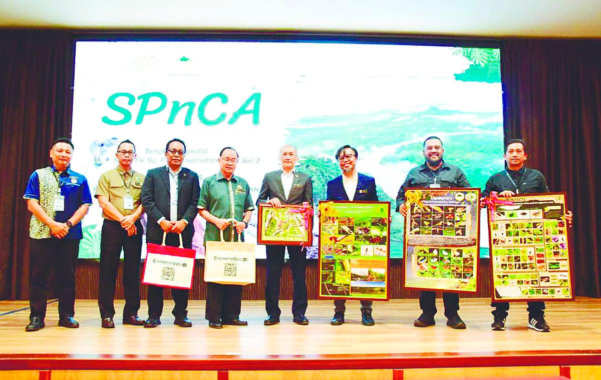 Officials including Indra Sunjoto (4th right) and Nazlan Mohamad (3rd right) at the workshop opening.