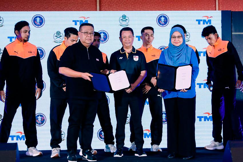 Official exchange of partnership documents, represented by Cik Nor Fadhilah Mohd Ali, Chief Corporate Officer of TM and Dato’ Mohd Sumali Reduan, President of Persatuan Sepaktakraw Malaysia (PSM), witnessed by Tan Sri Dato’ Sri (Dr.) Mohamad Norza Zakaria, President of the Olympic Council of Malaysia (OCM)
