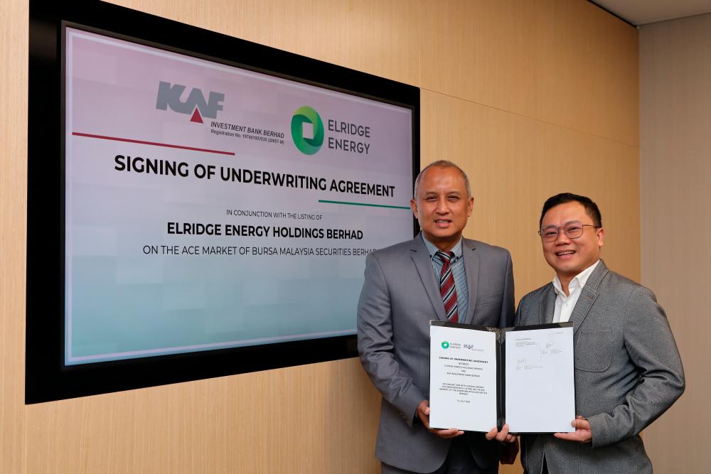 (From left): Ahmad Fazlee and Yeo showing the underwriting agreement.