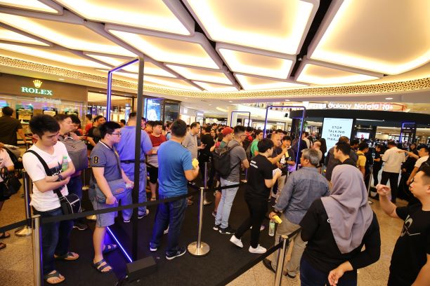 Interest in the new Samsung Galaxy Note10 at an all-time high, evident by the long queues and huge crowds of excited customers at the Note10 roadshow in Mid Valley Megamall KL. – SAMSUNG MALAYSIA
