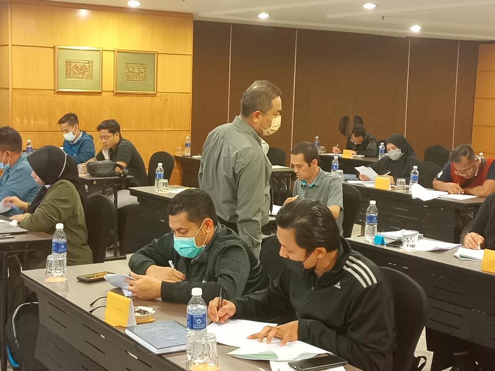 Ikatan Trainer - Shukri with participants during a Safety Committee training session. $!Ikatan Trainer - Shukri with participants during a Safety Committee training session.