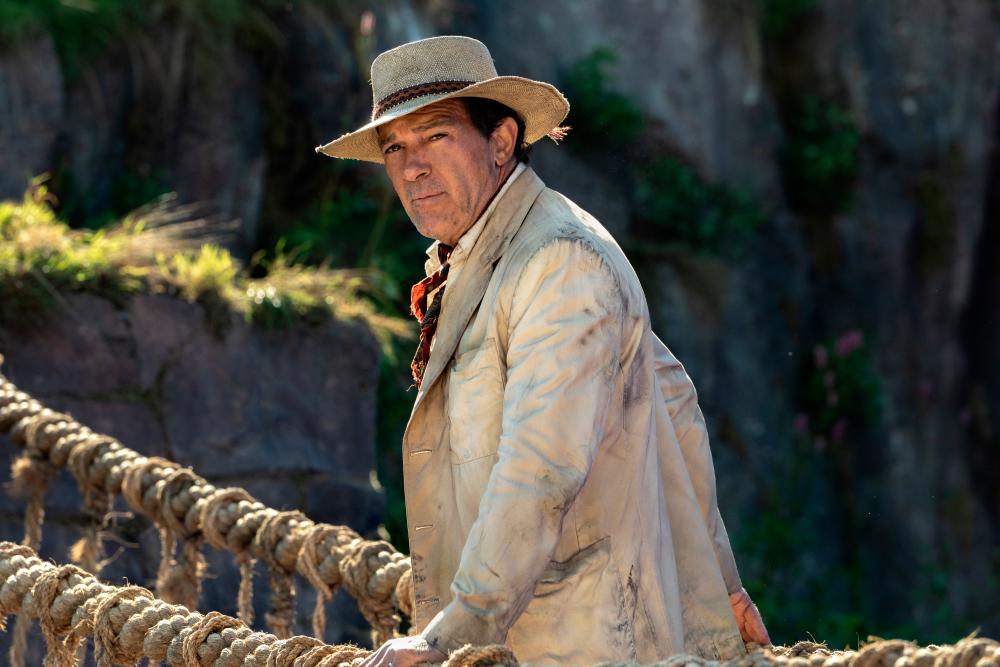 $!Hunter Cabot (Banderas), the enigmatic treasure hunter, brings intrigue and danger to Paddington’s quest with his obsession for El Dorado.