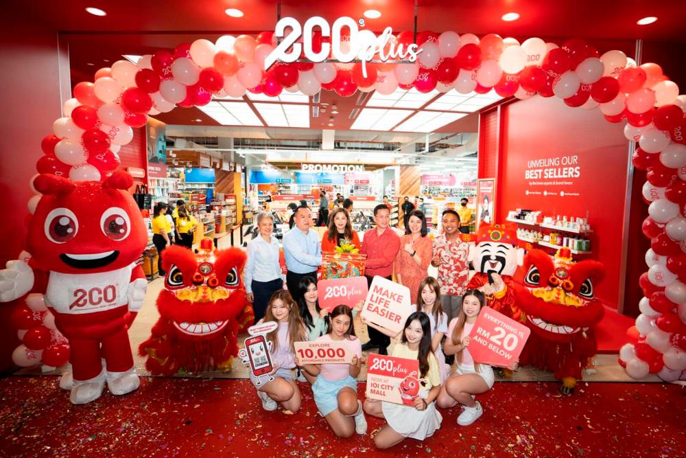 Ng (third from left) during the grand opening of the Eco-Plus Concept Store at IOI City Mall, accompanied by Eco-Shop Marketing Sdn Bhd merchandising director Sara Ooi (left), operation manager Lathan Tee (left), operation director Alcent Peck Ching Tak (right), marketing director Soong Sham Mee (right) and Eco-Shop CSR ambassador Baki Zainal (right).