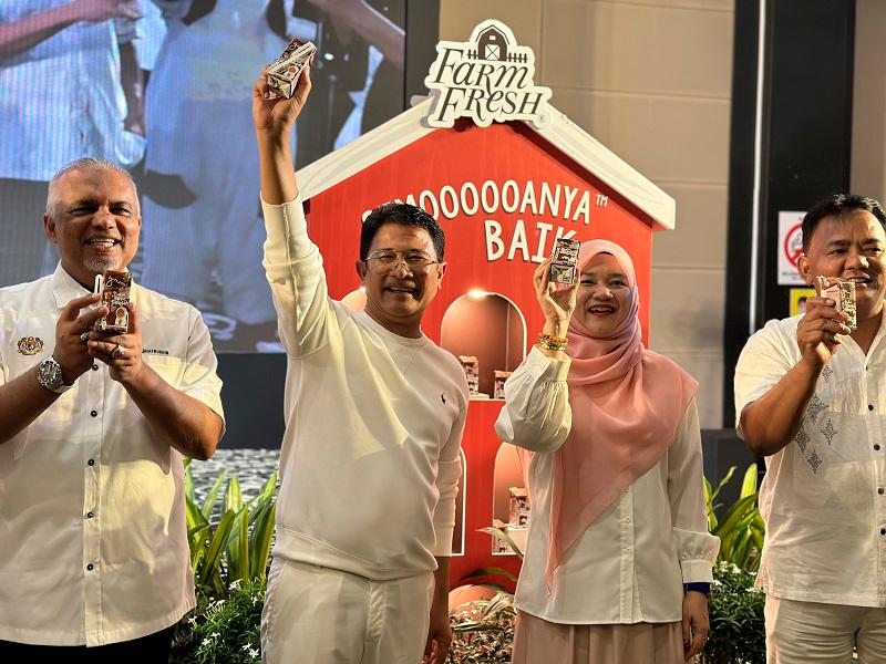 From left: Deputy Director-General of Education Shafruddin Ali Hussin, Azmi, Fadhlina and Melaka education, higher education and religious affairs committee chairman Datuk Rahmad Mariman during the launch gimmick for the carnival at Mudzaffar Hotel.