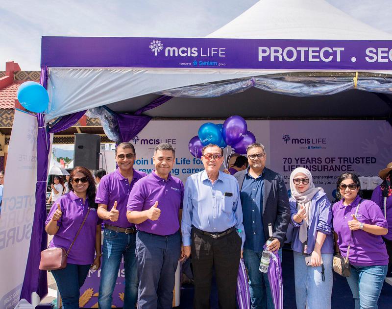 (4th from left)- Mohammad Nizar Idris, Chairman of MCIS Insurance Berhad (“MCIS Life”) and Prasheem Seebran, Chief Executive Officer (CEO) &amp; Managing Director of MCIS Life, posed together with some senior management members at the booth in Kadazan Dusun Cultural Association Sabah (KDCA), Penampang, Sabah.