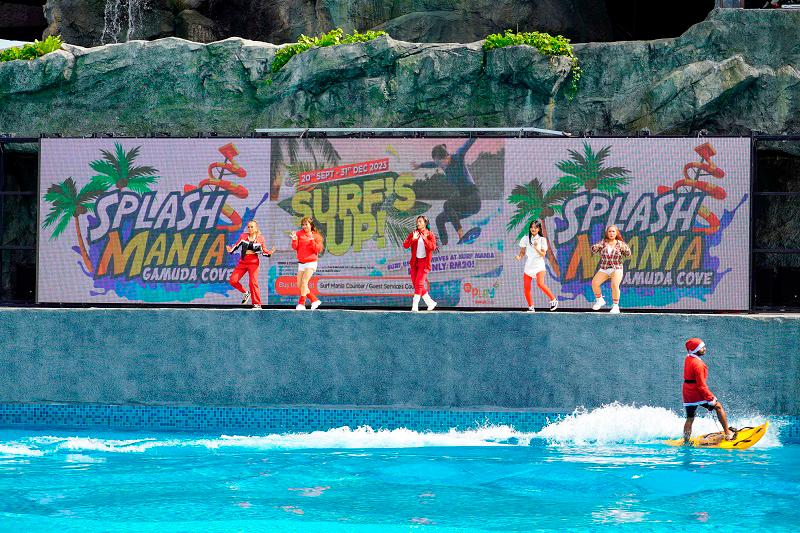 ‘Santa’s Ho-Ho-Holidays’ at SplashMania Waterpark $!‘Santa’s Ho-Ho-Holidays’ at SplashMania Waterpark