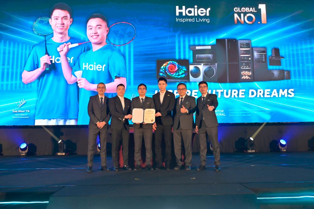 From left: Haier Malaysia brand marketing assistant director Julian Thean, brand ambassador Aaron Chia, Haier Malaysia managing director Fan Jing, Brand Ambassador Soh Wooi Yik, Haier Malaysia chief operating officer Patrick Seow and marketing &amp; sell out director William Wang, during the ceremony to extend the partnership with the national shuttlers as Haier brand ambassadors for 2024.