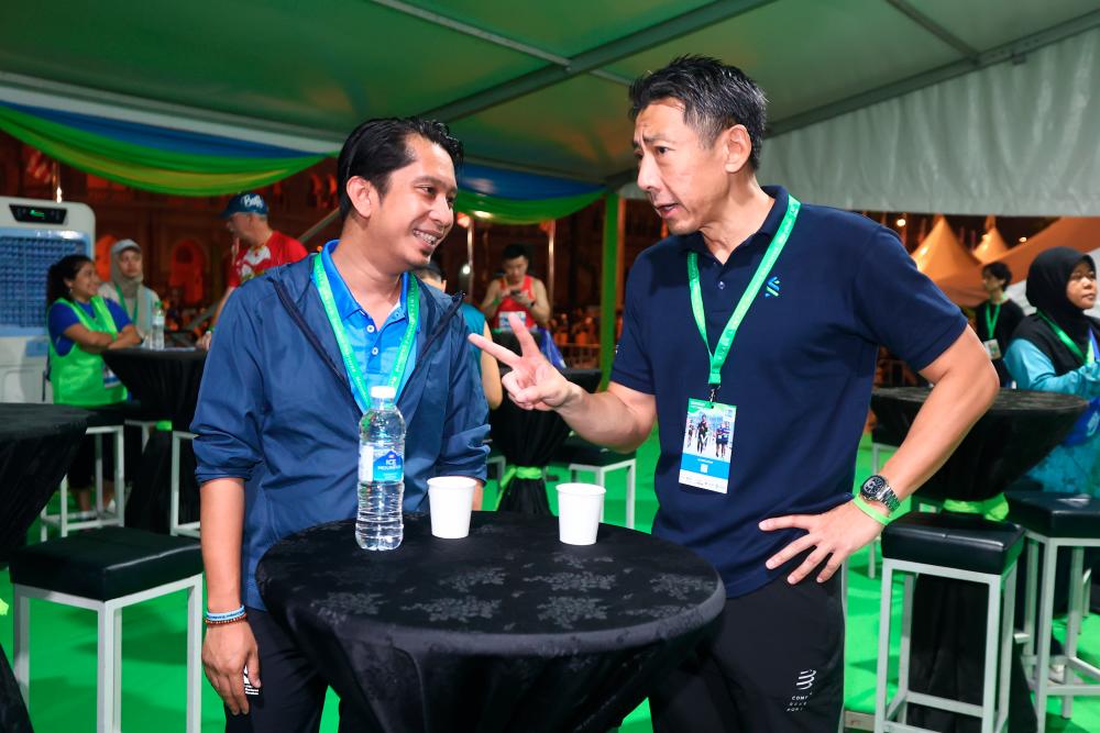 $!Deputy Minister of Youth and Sports, Adam Adli (left) with Mak Joon Nien, CEO of Standard Chartered Malaysia.