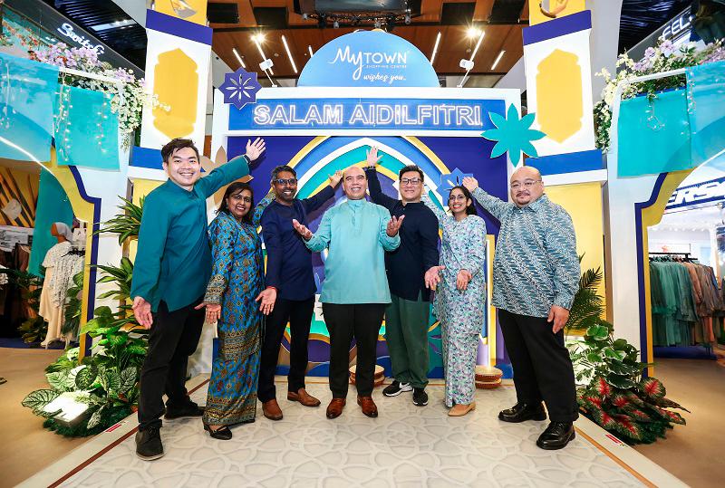 Mohd Azhan (middle) with MyTOWNKL top management personnel during the “Unfolding Raya Wonders” campaign launch last week.