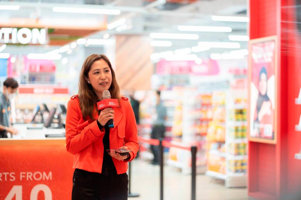 $!Ng speaking to guests during the grand opening of the Eco-Plus Concept Store at IOI City Mall last Wednesday.