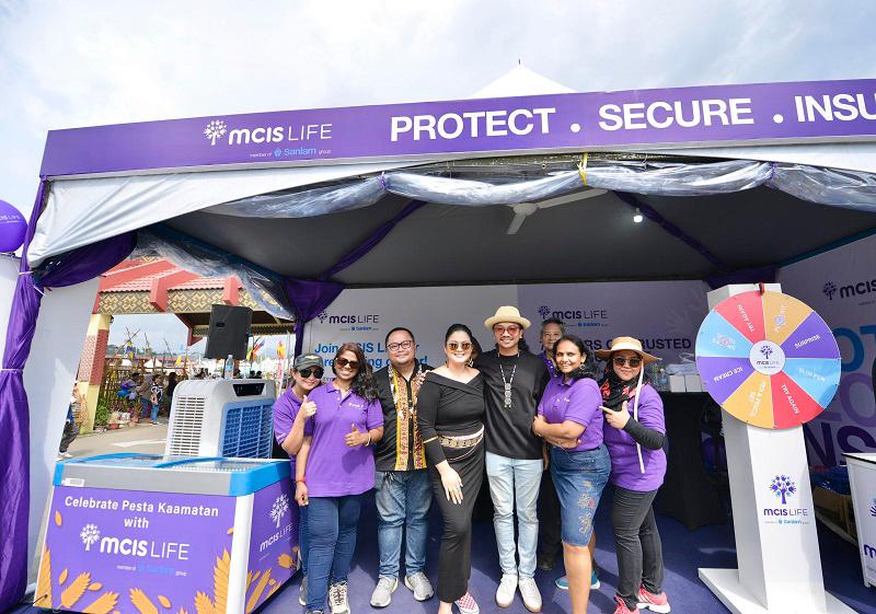 $!(4th from left) Velvet Aduk, Kupikupi FM radio personality and finalist for season 4 Akademi Fantasia during a meet &amp; greet session at MCIS Life’s booth.