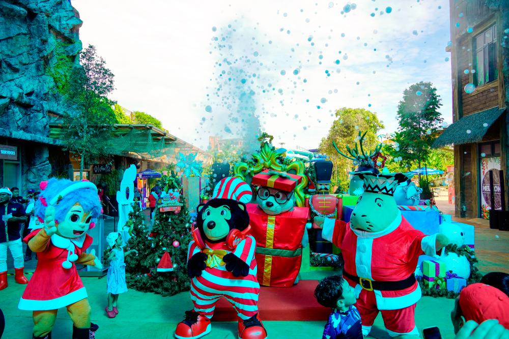 ‘Santa’s Ho-Ho-Holidays’ at SplashMania Waterpark