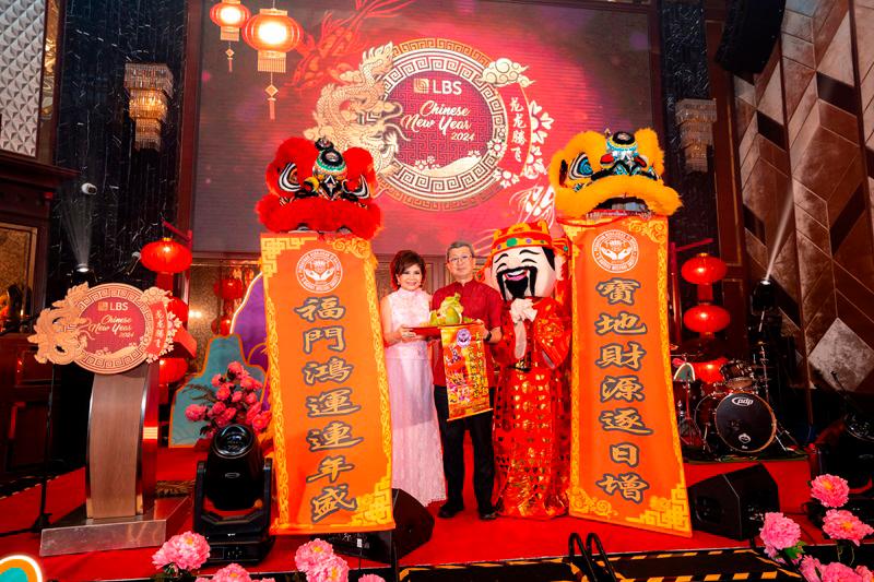 $!Lim and wife Puan Sri Karen Wang officiating the LBS 2024 Chinese New Year Dinner featuring cultural lion dance and drum performance. “The special evening was dedicated to all of LBS’s reputable business and media associates in honour of their continuous support.”