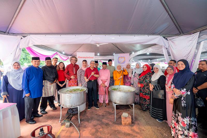 $!Preparing bubur lambuk at Wisma Yatim Perempuan Islam Pulau Pinang.