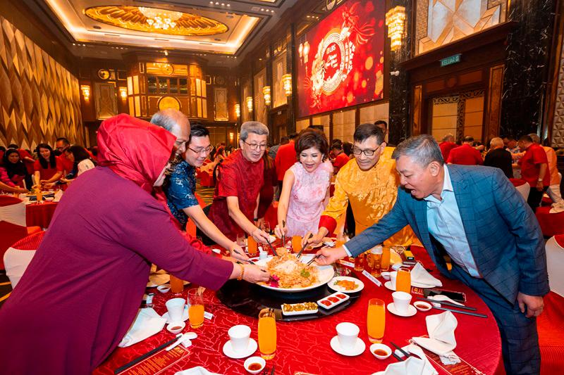 $!Lim (fourth from right) with the board of directors during the yee sang-tossing session, to “bring in prosperity and great fortune for the year 2024”.
