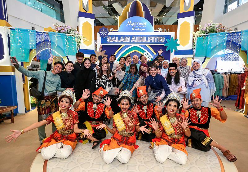 $!The management of MyTOWN Shopping Centre, invited guests and Sanggar Budaya performers.