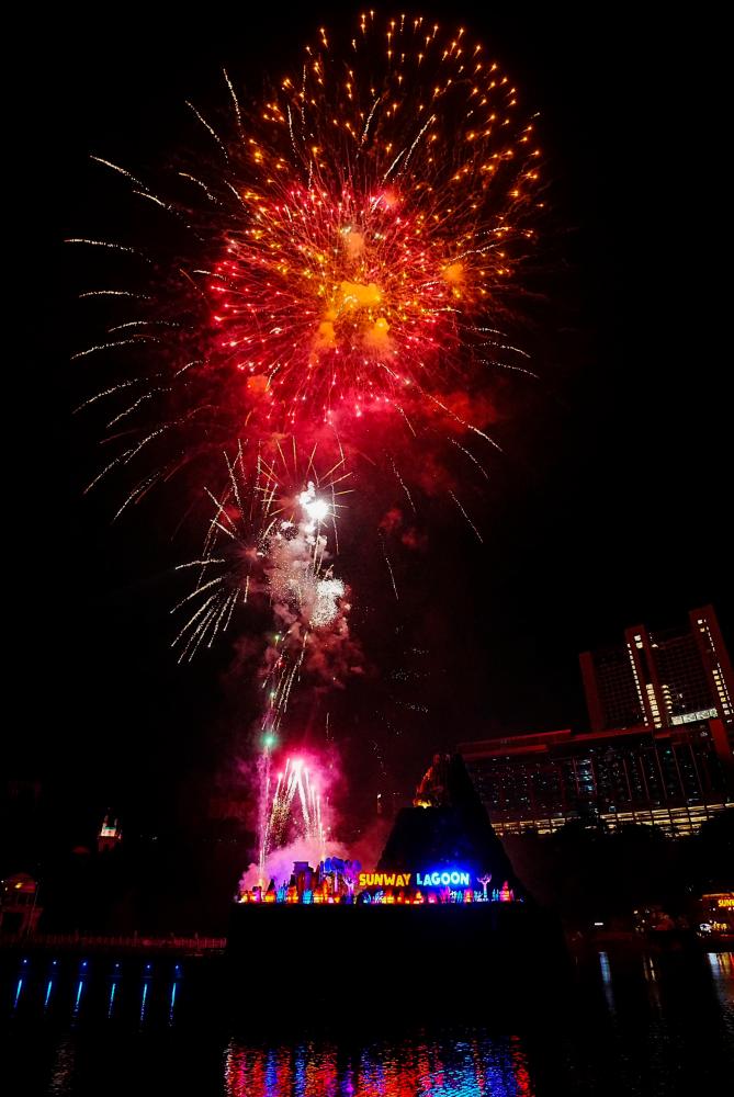 $!One of country’s ‘biggest’ Deepavali celebration at Sunway Lagoon