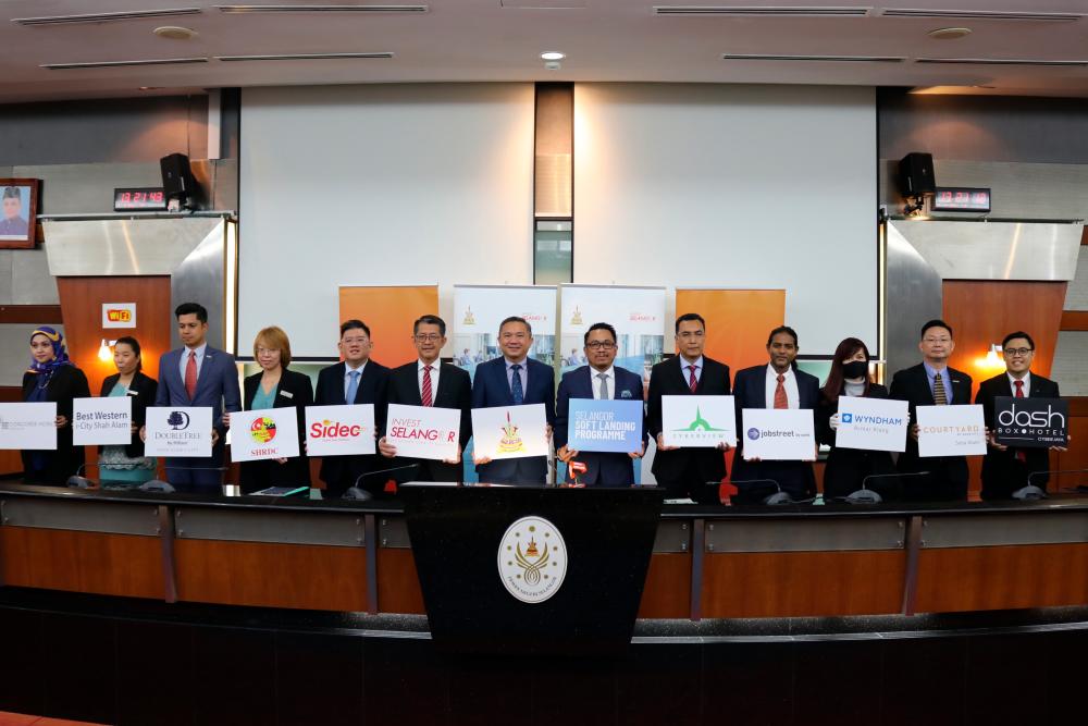 Selangor State Executive Councillor for Investment, Trade and Mobility Ng Sze Han (middle), Invest Selangor CEO Datuk Hasan Azhari Idris (6th from left), Invest Selangor Investment Development Division director Nik Izuddin Nik Mohd Yusof (6th from right) and the programme’s strategic partners during the launch.
