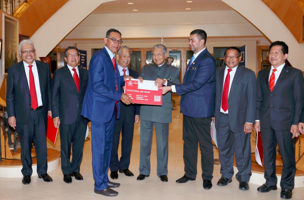 Bersatu chairman, Tun Dr Mahathir Mohamad hand over Unified Membership Card to Terengganu Hulu Terengganu Member, Datuk Rosol Wahid (3L) during the UNHCR Membership Card Submission Ceremony at Perdana Leadership Foundation, on Feb 12, 2019. — BBX Image