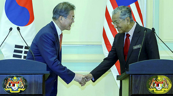 Prime Minister Tun Dr Mahathir Mohamad shakes hands with South Korean President Moon Jae-in at a press conference at Perdana Putra on March 13, 2019. — BBXpress.