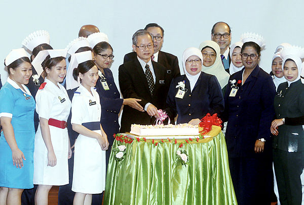 Deputy Health Minister, Dr Lee Boon Chye (center) officiating the Nursing Seminar 2019.