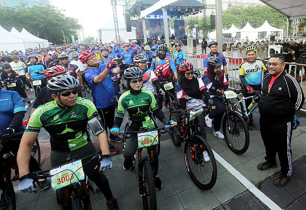 Minister in the Prime Minister’s Department Datuk Seri Dr Mujahid Yusof (right), at the starting line of the ‘Eco Alami Ride’ during the inaugural ‘Karnal Rahamah 2019’ today. — BBXpress
