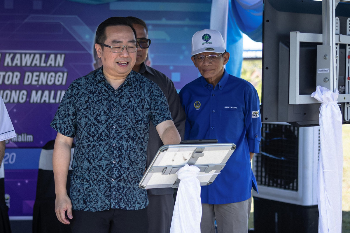 Minister of Science, Technology and Innovation, Chang Lih Kang, officiates the Closing Ceremony of the Dengue Vector Control Strategy Effectiveness Programme at the Open Area of Bunga Raya Zone, Behrang, today. – BERNAMA