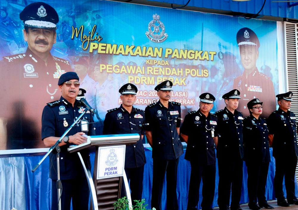 Perak police chief Datuk Razarudin Husain (L) delivers his speech during a ceremony to confer ranks on 321 junior officers at the Perak police contingent headquarters today. — Bernama