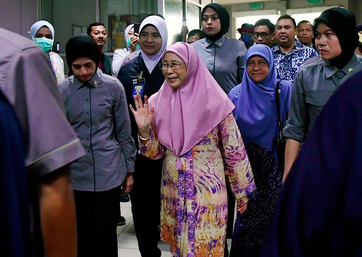 Isteri Perdana Menteri, Datuk Seri Dr Wan Azizah Wan Ismail, hari ini meluangkan masa menziarahi penuntut Universiti Pendidikan Sultan Idris (UPSI) yang terbabit dalam kemalangan di Gerik, di Hospital Taiping. fotoBERNAMA