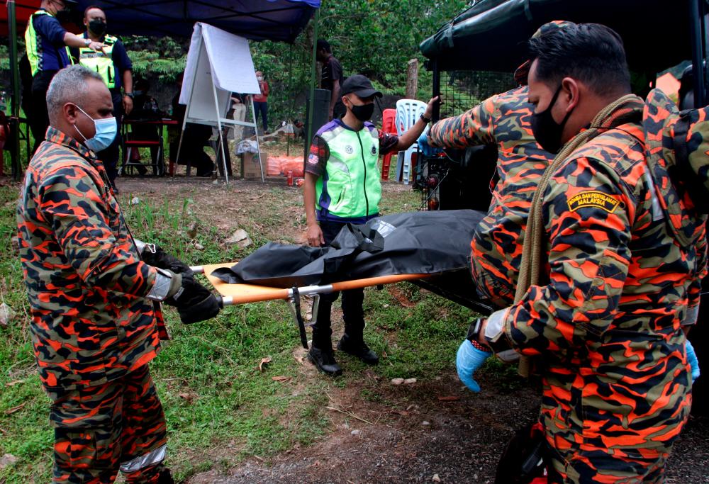 IPOH, May 16-Malaysian Fire and Rescue (JBPM) personnel and police removed parts of the body believed to be one of two women who went missing in a landslide and water head while climbing Gunung Suku at Jalan Simpang Pulai-Cameron Highlands yesterday. in the mound of soil today. BERNAMAPIX