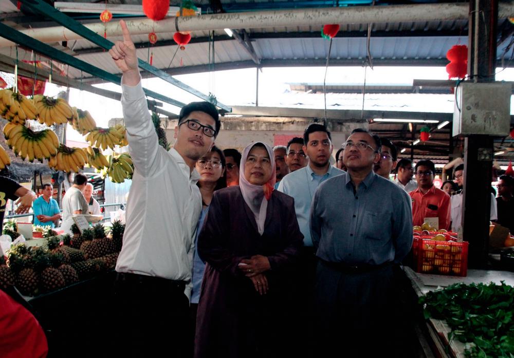 Minister of Housing and Local Government Zuraida Kamaruddin (C) conductes a field visit to the Pasir Pinji market in Ipoh today. - Bernama