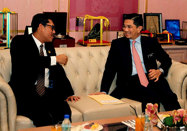 Economic Affairs Minister Datuk Seri Mohamed Azmin Ali (right) meeting with Perak Mentri Besar Datuk Seri Ahmad Faizal Azumu in Ipoh this morning