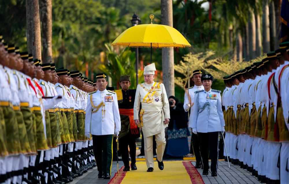 Sultan Perak Sultan Nazrin Shah berkenan memeriksa Kawalan Kehormatan Utama sempena perasmian Istiadat Pembukaan Rasmi Tahun Kedua Persidangan Dewan Undangan Negeri (DUN) Perak Ke-15 di Bangunan Perak Darul Ridzuan hari ini/BERNAMAPix